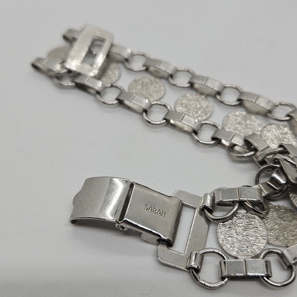 Sarah Coventry silver tone textured circle chain bracelet - Picture 2 of 4